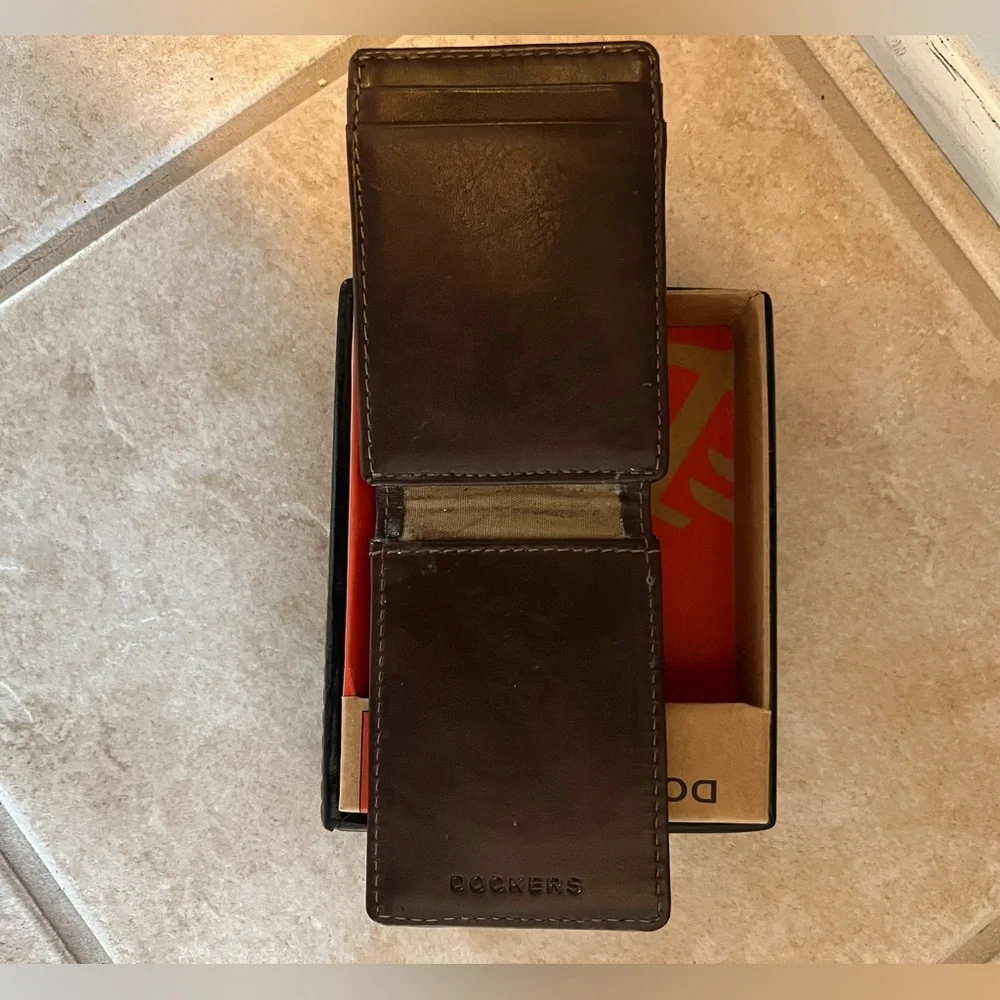 Dockers Men’s brown leather wallet -  Used but okay - Picture 4 of 7
